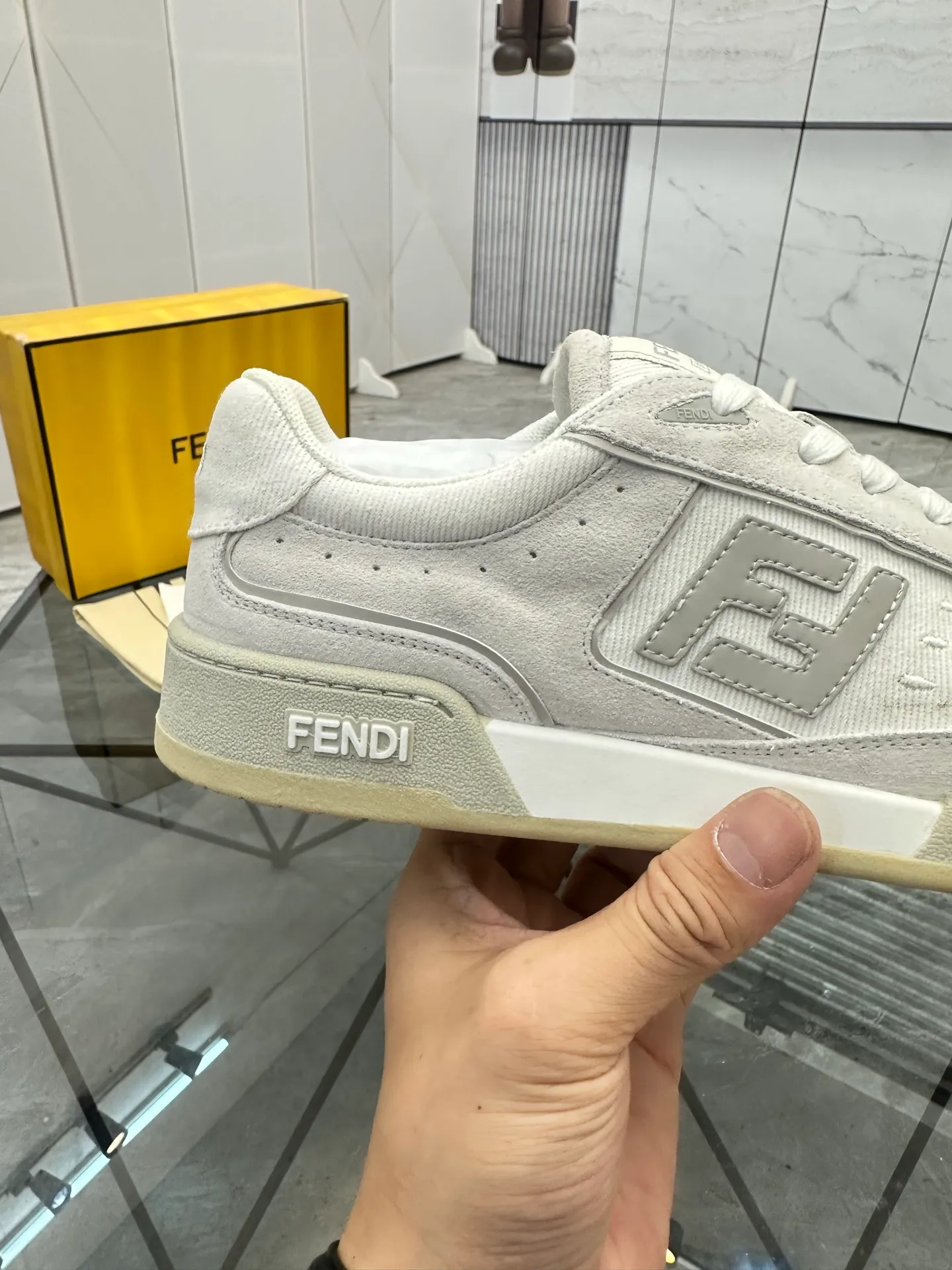 Selling men's shoes 💰: 💰P620¥ Top quality Product trademark: Fendi* "Fendi*" low-top casual shoes Regular size: 35-44 (can be customized to 38.45.46) Product material: imported first-layer nubuck leather upper, breathable lining, original outsole. No.:H208